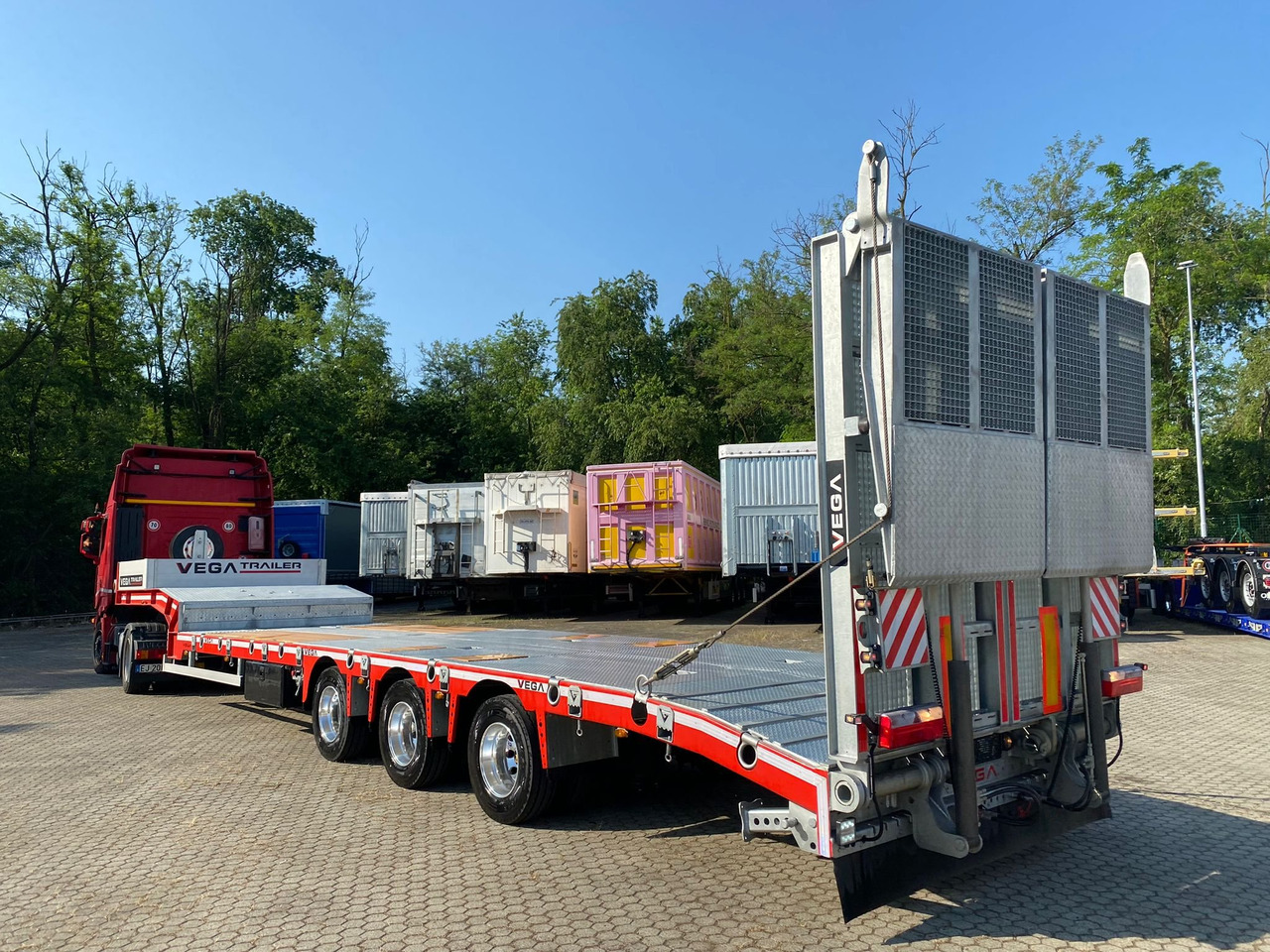 3 AXLE LOWBED (VEGA ITALIANO) - Низькорамна платформа напівпричіп: фото 1 3 AXLE LOWBED (VEGA ITALIANO) - Низькорамна платформа напівпричіп: фото 1