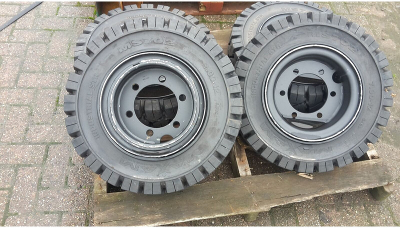 Maxam zwaarlast wielen - Шини і диски: фото 1 Maxam zwaarlast wielen - Шини і диски: фото 1