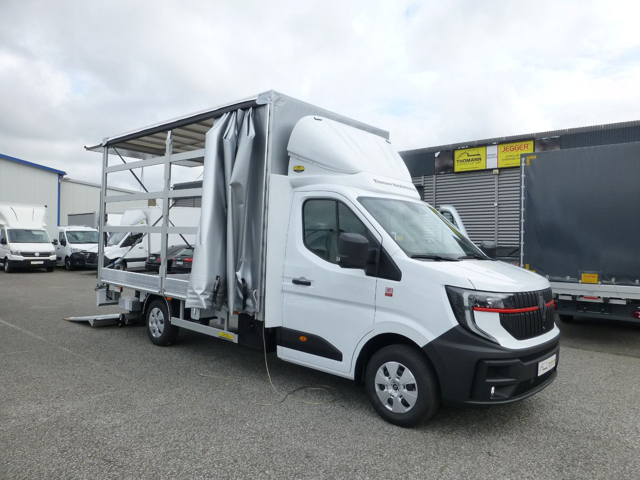Renault NEW Master Pritsche Plane BÄR Ladebordwand - Тентований фургон: фото 1 Renault NEW Master Pritsche Plane BÄR Ladebordwand - Тентований фургон: фото 1