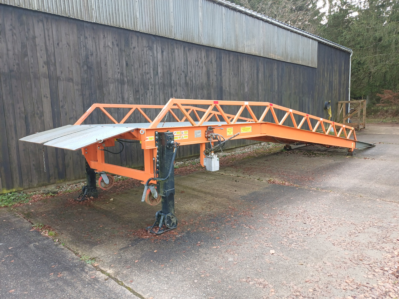 Saurus - Навантажувальна рампа: фото 1 Saurus - Навантажувальна рампа: фото 1