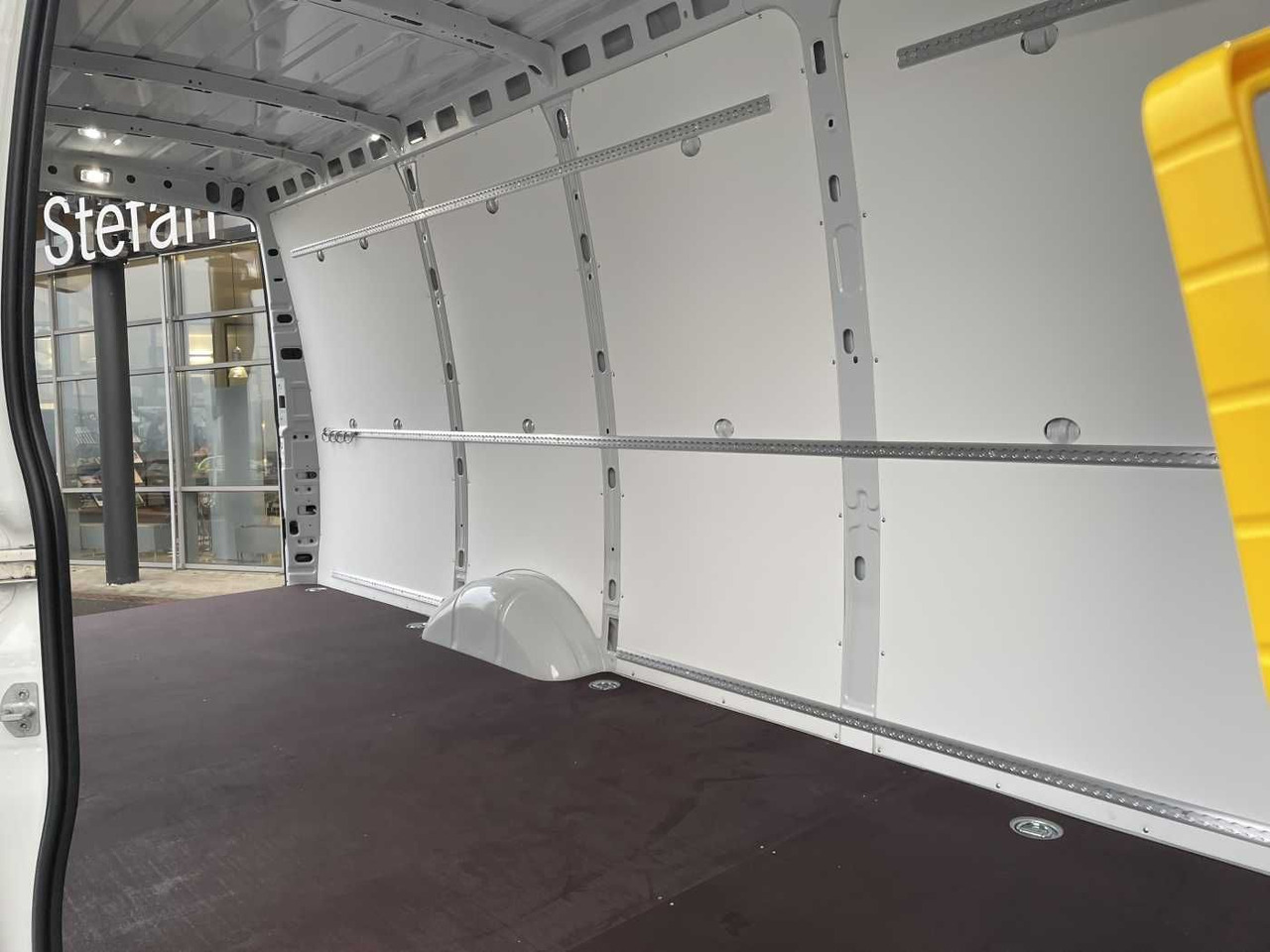 Суцільнометалевий фургон Iveco Daily 35S16V *Klima*R4.100mm*: фото 9 Суцільнометалевий фургон Iveco Daily 35S16V *Klima*R4.100mm*: фото 9