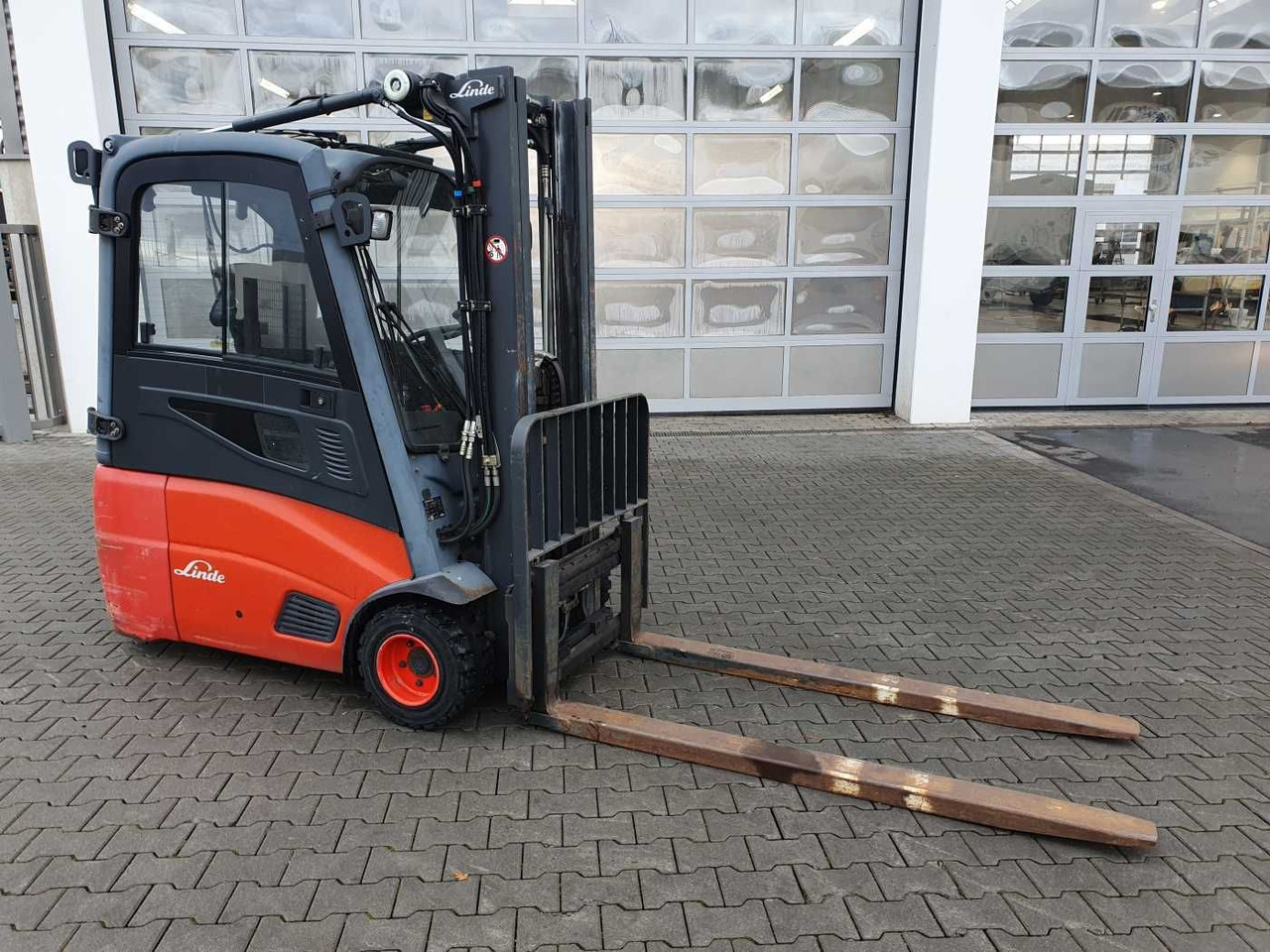 Linde E18 - 01 / Triplex: 4.50m! / SS / nur 5.672h! - Електронавантажувач: фото 2 Linde E18 - 01 / Triplex: 4.50m! / SS / nur 5.672h! - Електронавантажувач: фото 2