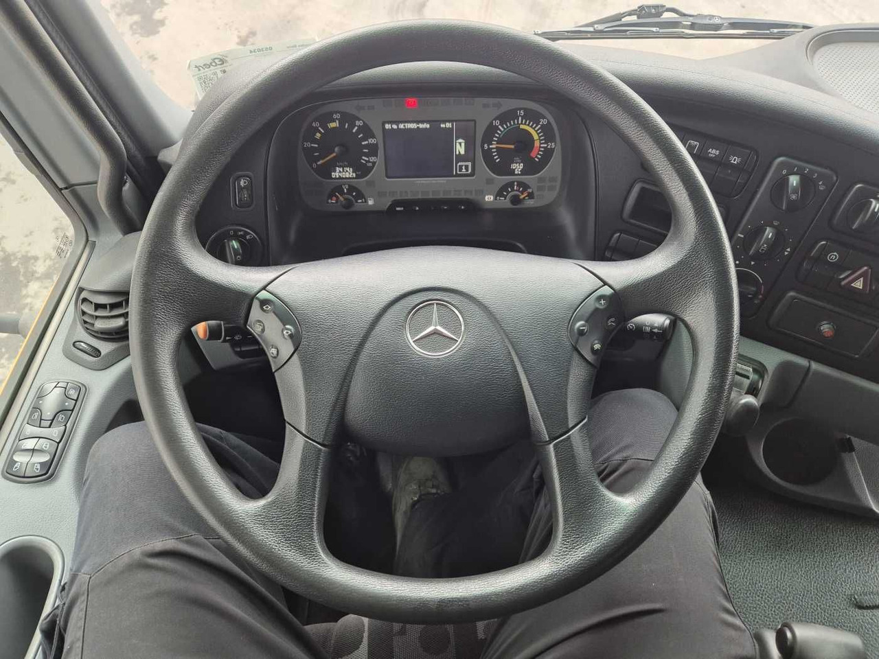 Підмітально-прибиральна машина Mercedes-Benz Actros 2032 A 4x4 Bucher STKF 9500 Airport 30x: фото 12