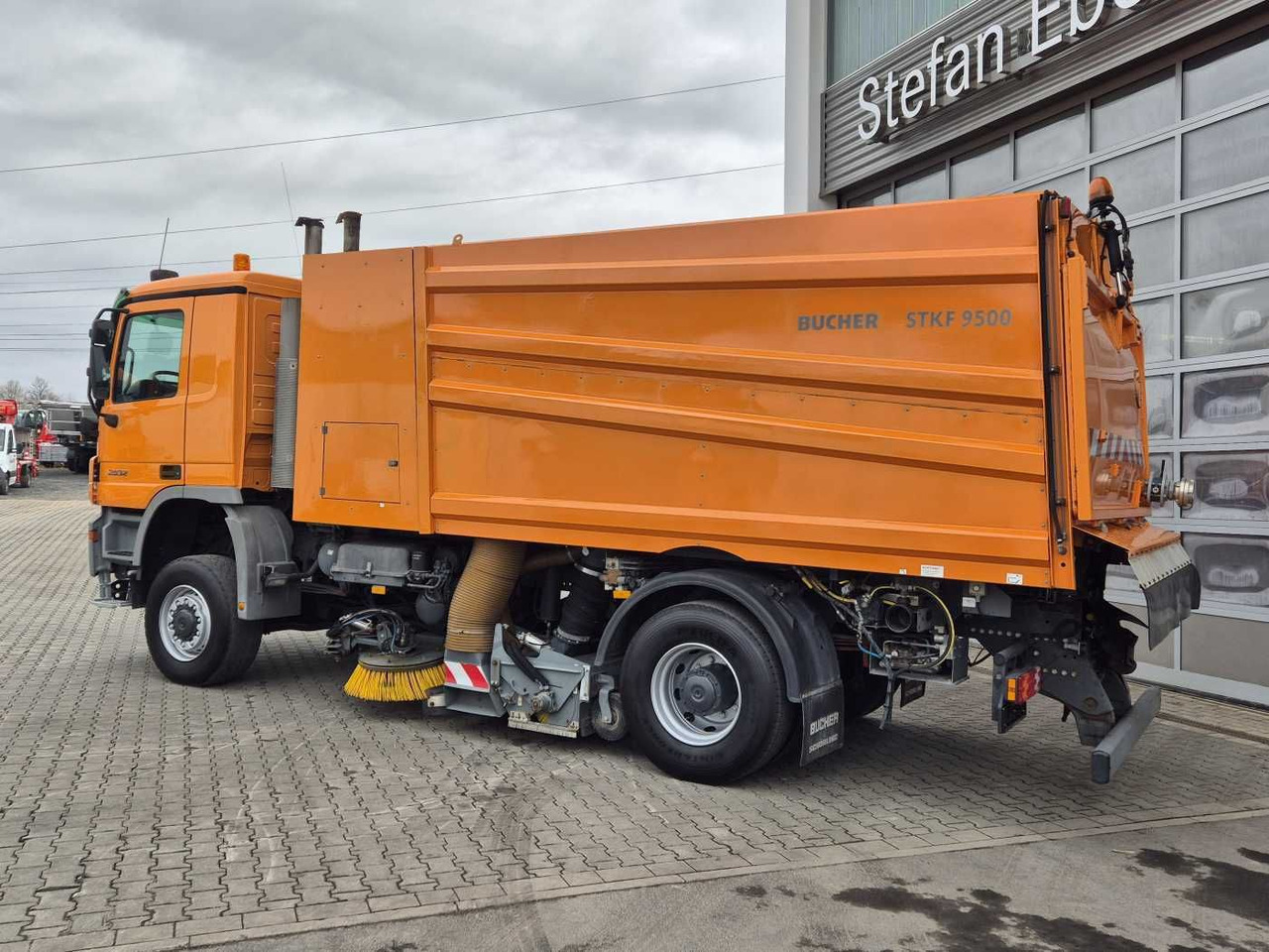 Підмітально-прибиральна машина Mercedes-Benz Actros 2032 A 4x4 Bucher STKF 9500 Airport 30x: фото 14