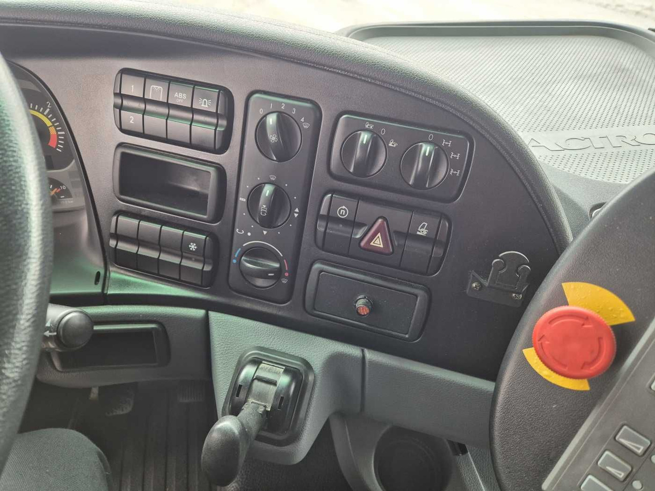 Підмітально-прибиральна машина Mercedes-Benz Actros 2032 A 4x4 Bucher STKF 9500 Airport 30x: фото 13