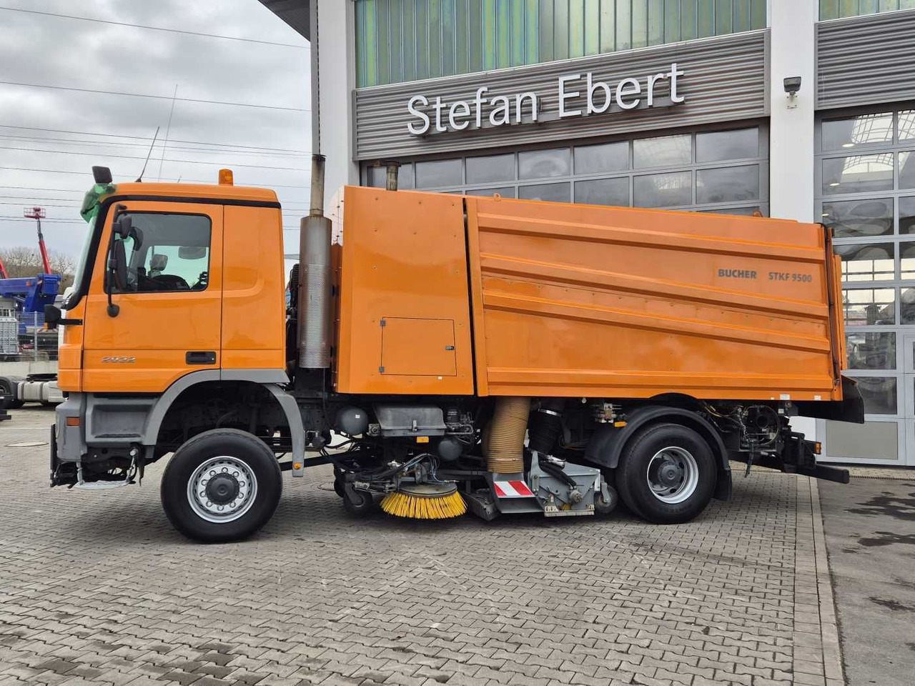 Mercedes-Benz Actros 2032 A 4x4 Bucher STKF 9500 Airport 30x - Підмітально-прибиральна машина: фото 5 Mercedes-Benz Actros 2032 A 4x4 Bucher STKF 9500 Airport 30x - Підмітально-прибиральна машина: фото 5
