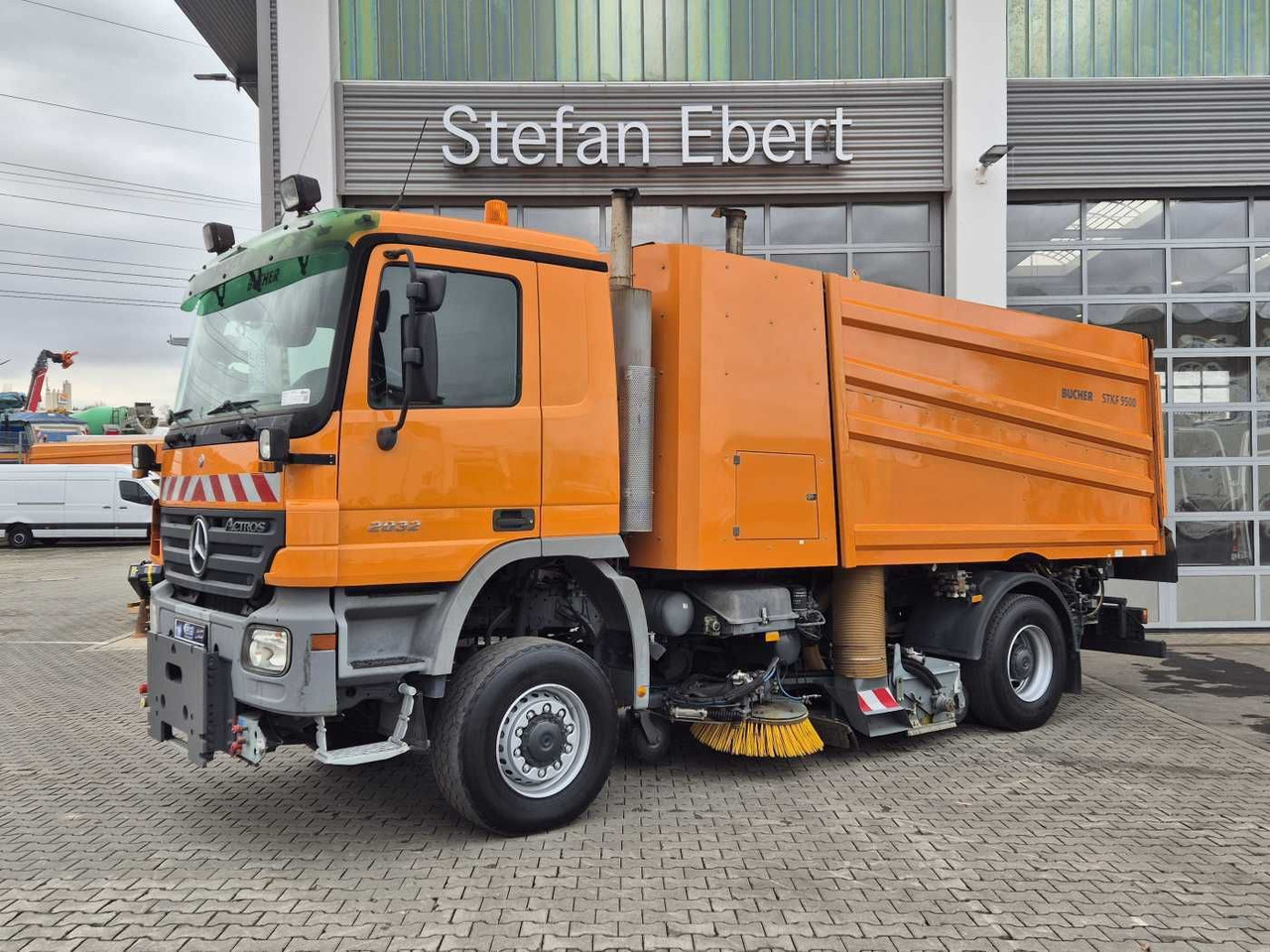 Mercedes-Benz Actros 2032 A 4x4 Bucher STKF 9500 Airport 30x - Підмітально-прибиральна машина: фото 3 Mercedes-Benz Actros 2032 A 4x4 Bucher STKF 9500 Airport 30x - Підмітально-прибиральна машина: фото 3