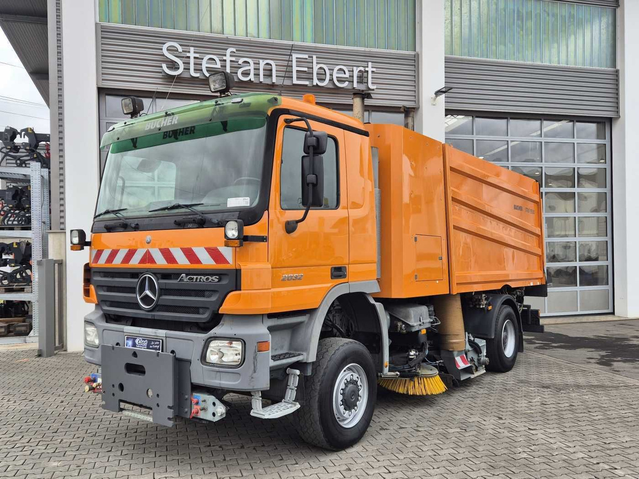 Mercedes-Benz Actros 2032 A 4x4 Bucher STKF 9500 Airport 30x - Підмітально-прибиральна машина: фото 1 Mercedes-Benz Actros 2032 A 4x4 Bucher STKF 9500 Airport 30x - Підмітально-прибиральна машина: фото 1