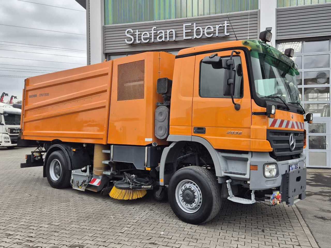 Mercedes-Benz Actros 2032 A 4x4 Bucher STKF 9500 Airport 30x - Підмітально-прибиральна машина: фото 4 Mercedes-Benz Actros 2032 A 4x4 Bucher STKF 9500 Airport 30x - Підмітально-прибиральна машина: фото 4