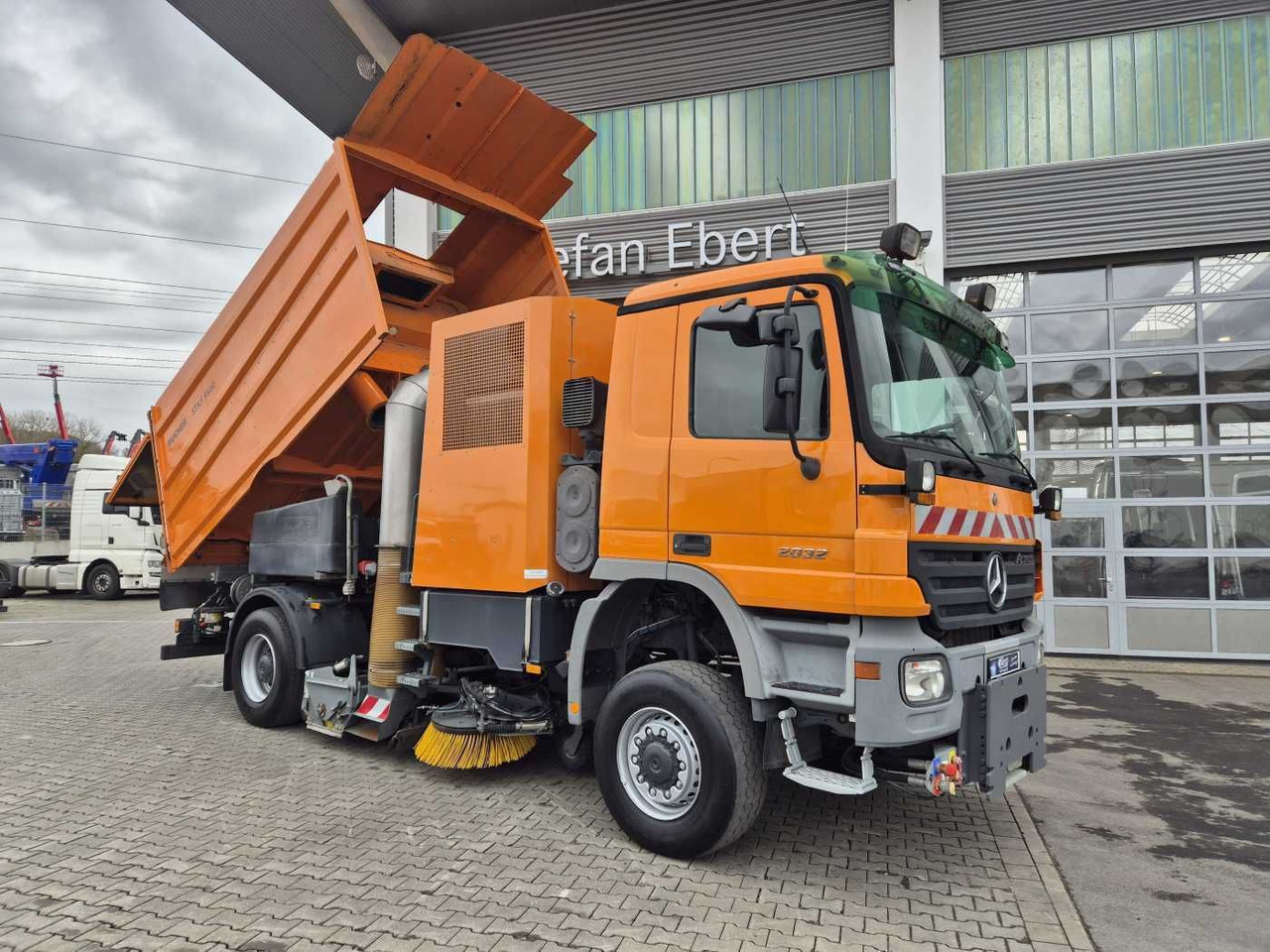 Mercedes-Benz Actros 2032 A 4x4 Bucher STKF 9500 Airport 30x - Підмітально-прибиральна машина: фото 2 Mercedes-Benz Actros 2032 A 4x4 Bucher STKF 9500 Airport 30x - Підмітально-прибиральна машина: фото 2