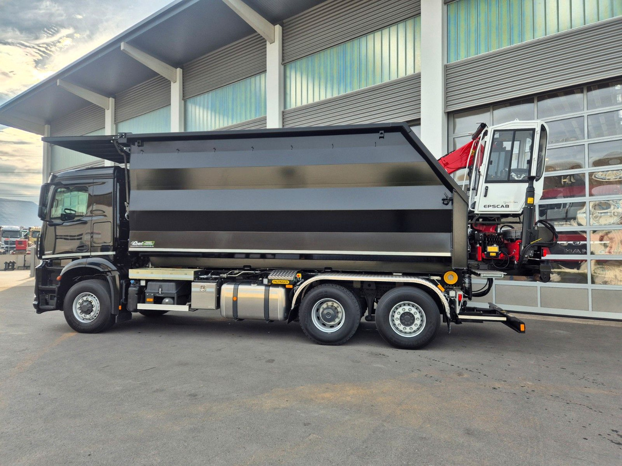 Mercedes-Benz Arocs 2751 6x2 HAD / Abroller EBERT Fällbox Q150 Mercedes-Benz Arocs 2751 6x2 HAD/ Abroller EBERT Forstbox Q150 - Гаковий мультиліфт вантажівка: фото 3 Mercedes-Benz Arocs 2751 6x2 HAD / Abroller EBERT Fällbox Q150 Mercedes-Benz Arocs 2751 6x2 HAD/ Abroller EBERT Forstbox Q150 - Гаковий мультиліфт вантажівка: фото 3