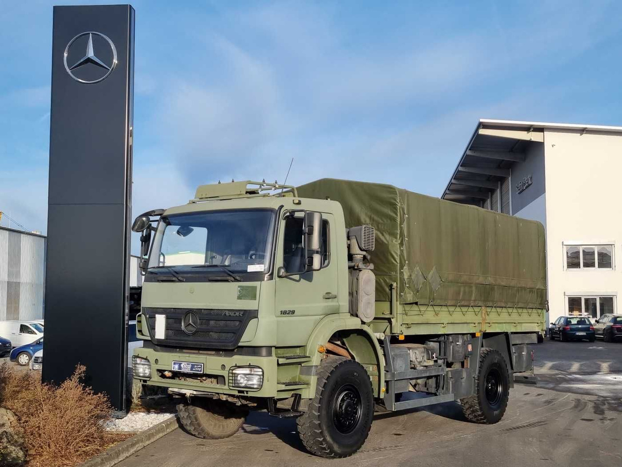 Mercedes-Benz Axor 1829 A 4x4 Pritsche/Plane 10 Stück - Тентована вантажівка: фото 1 Mercedes-Benz Axor 1829 A 4x4 Pritsche/Plane 10 Stück - Тентована вантажівка: фото 1