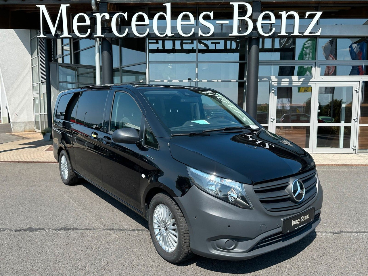 Mercedes-Benz eVito 129 Tourer Behinderten-/Rollstuhlrampe - Пасажирський фургон, Електричний фургон: фото 2 Mercedes-Benz eVito 129 Tourer Behinderten-/Rollstuhlrampe - Пасажирський фургон, Електричний фургон: фото 2