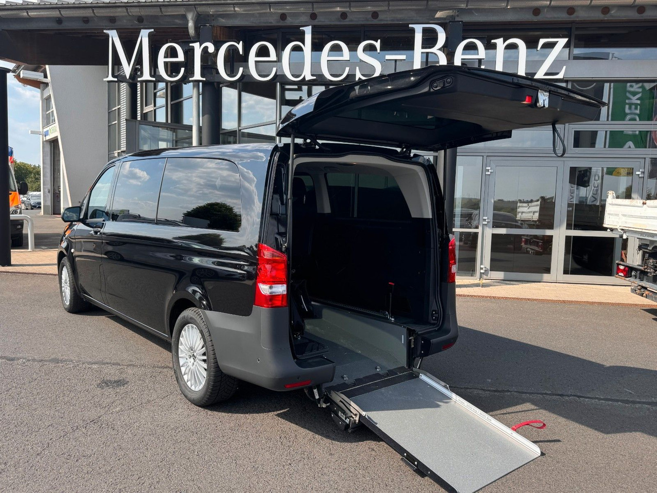 Mercedes-Benz eVito 129 Tourer Behinderten-/Rollstuhlrampe - Пасажирський фургон, Електричний фургон: фото 1 Mercedes-Benz eVito 129 Tourer Behinderten-/Rollstuhlrampe - Пасажирський фургон, Електричний фургон: фото 1
