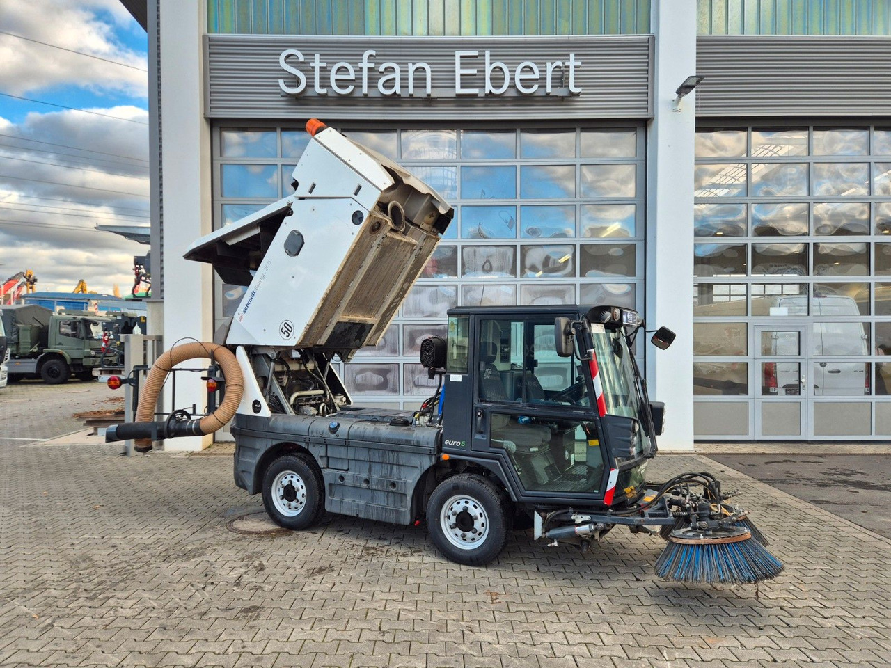 Schmidt Swingo Compact 200+ Klima - Підмітально-прибиральна машина: фото 1 Schmidt Swingo Compact 200+ Klima - Підмітально-прибиральна машина: фото 1