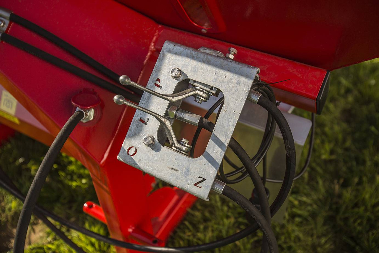 Rozsiewacz do nawozów JUNIOR II ( 600kg, 800kg, 1000kg, 1200kg, ) - Розкидач добрив: фото 4 Rozsiewacz do nawozów JUNIOR II ( 600kg, 800kg, 1000kg, 1200kg, ) - Розкидач добрив: фото 4