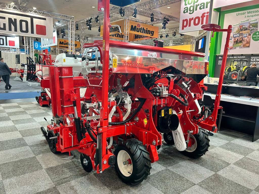 Six-row pneumatic precision seeder with depth fertilization Ozdoken VPKT-DG6 - Сівалка точного висіву: фото 1 Six-row pneumatic precision seeder with depth fertilization Ozdoken VPKT-DG6 - Сівалка точного висіву: фото 1