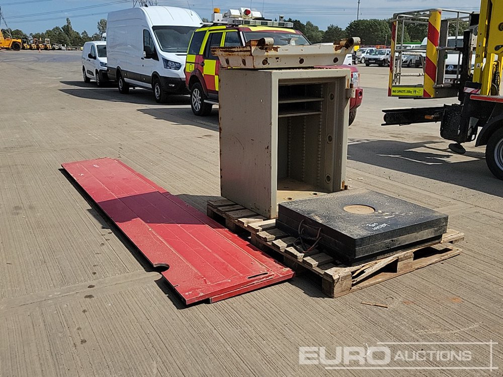 Будівельне обладнання Aluminium Dropside Side Panels (2 of), Hiab Outrigger Feet (3 of), Chubb Key Safe: фото 7