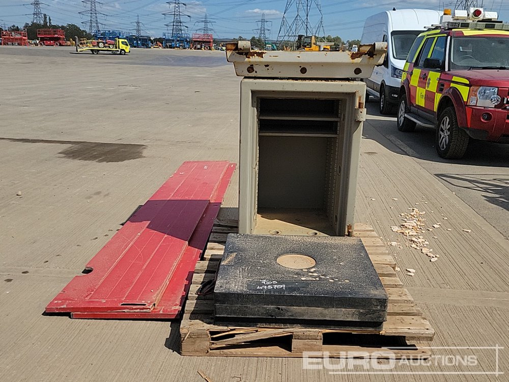 Будівельне обладнання Aluminium Dropside Side Panels (2 of), Hiab Outrigger Feet (3 of), Chubb Key Safe: фото 8