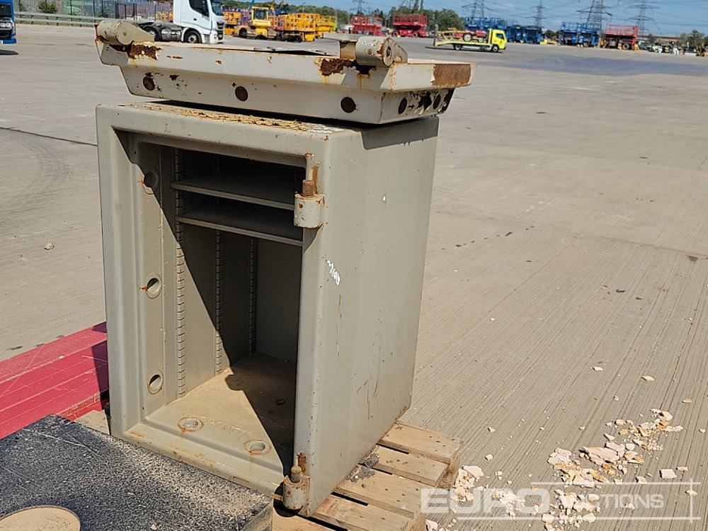 Будівельне обладнання Aluminium Dropside Side Panels (2 of), Hiab Outrigger Feet (3 of), Chubb Key Safe: фото 18