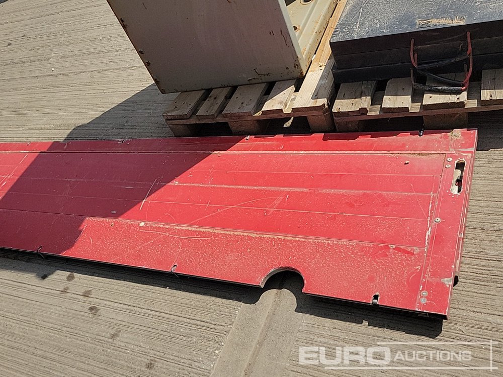 Будівельне обладнання Aluminium Dropside Side Panels (2 of), Hiab Outrigger Feet (3 of), Chubb Key Safe: фото 13