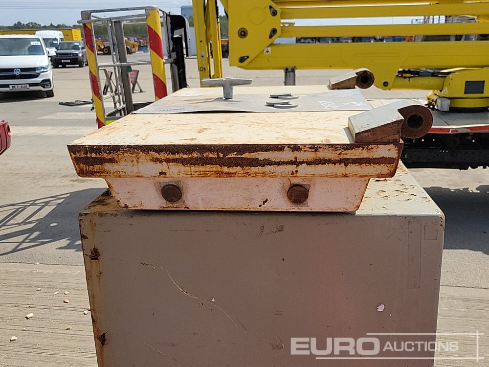 Будівельне обладнання Aluminium Dropside Side Panels (2 of), Hiab Outrigger Feet (3 of), Chubb Key Safe: фото 21