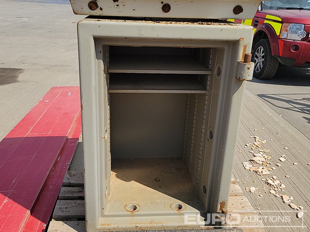 Будівельне обладнання Aluminium Dropside Side Panels (2 of), Hiab Outrigger Feet (3 of), Chubb Key Safe: фото 19