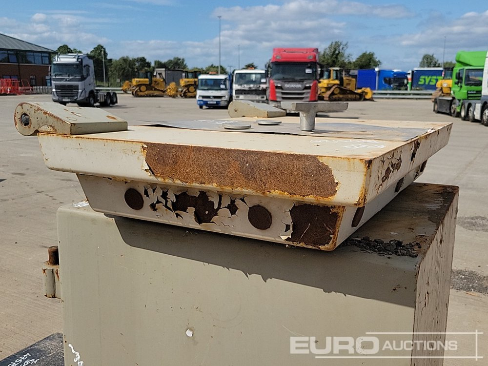 Будівельне обладнання Aluminium Dropside Side Panels (2 of), Hiab Outrigger Feet (3 of), Chubb Key Safe: фото 24