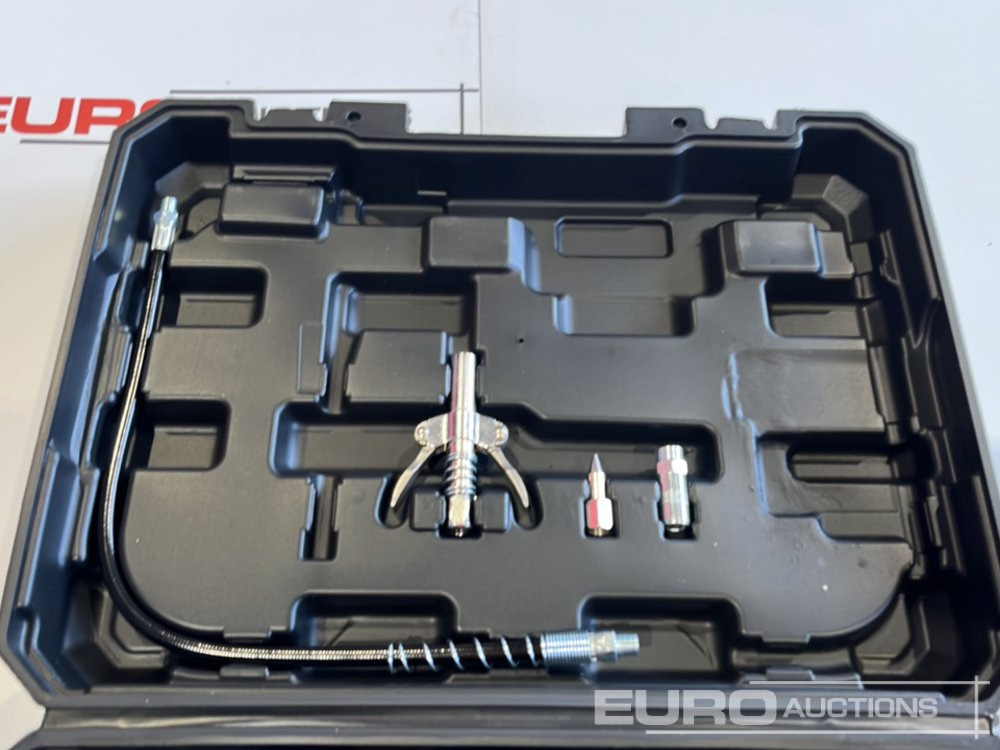 Boss 21 Volt Lithium Battery Cordless Grease Gun, 2 Batteries, Charger, Case, Shoulder Strap, Extension Pieces and Fittings - Будівельне обладнання: фото 4 Boss 21 Volt Lithium Battery Cordless Grease Gun, 2 Batteries, Charger, Case, Shoulder Strap, Extension Pieces and Fittings - Будівельне обладнання: фото 4