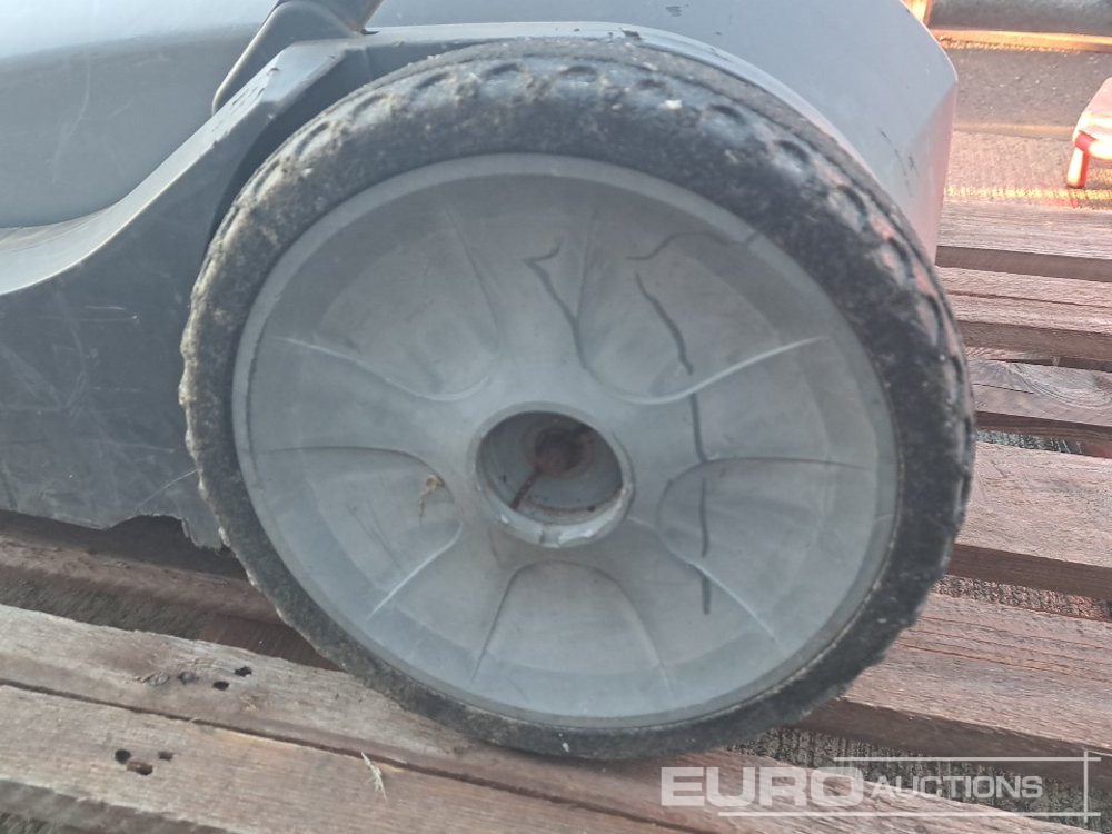 Будівельне обладнання Karcher Prokm 400 Pedestrian Sweeper: фото 8