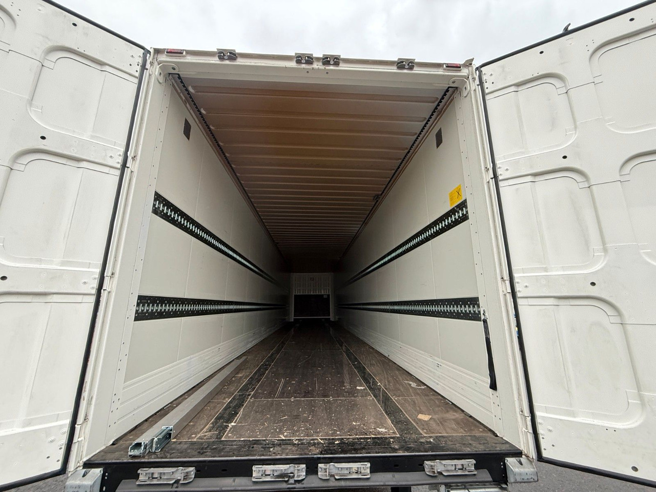 Закритий кузов напівпричіп Krone SD/KOFFER/LIFTACHSE: фото 12 Закритий кузов напівпричіп Krone SD/KOFFER/LIFTACHSE: фото 12