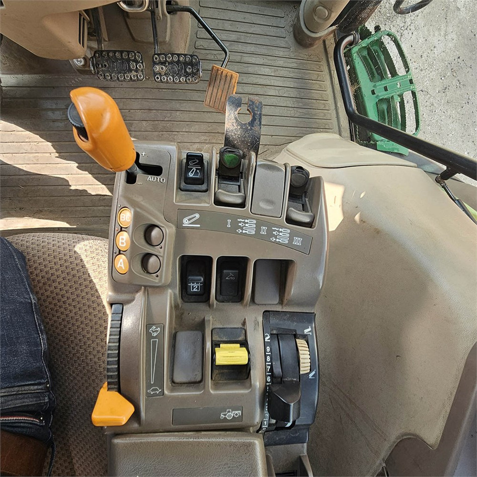 Трактор John Deere 6210 R: фото 13