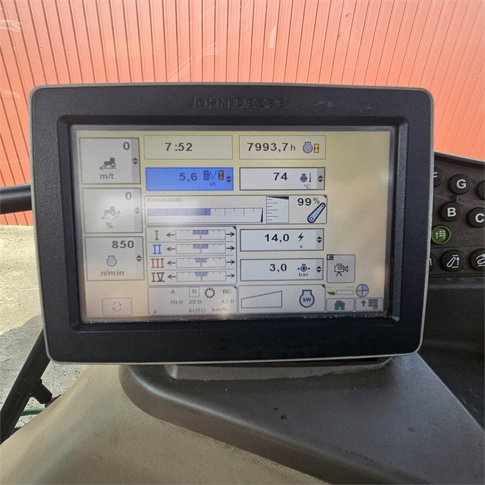 Трактор John Deere 6210 R: фото 14