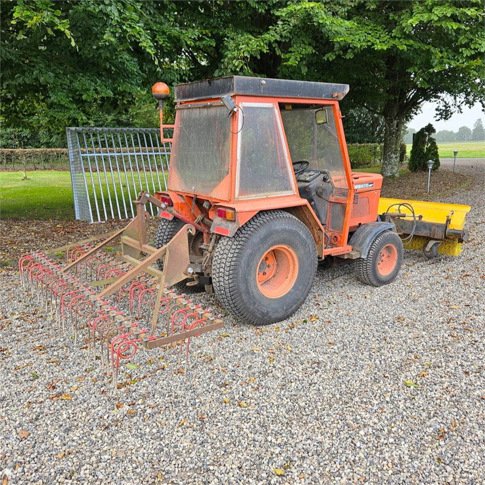 Kubota B8200 - Комунальний трактор: фото 5 Kubota B8200 - Комунальний трактор: фото 5
