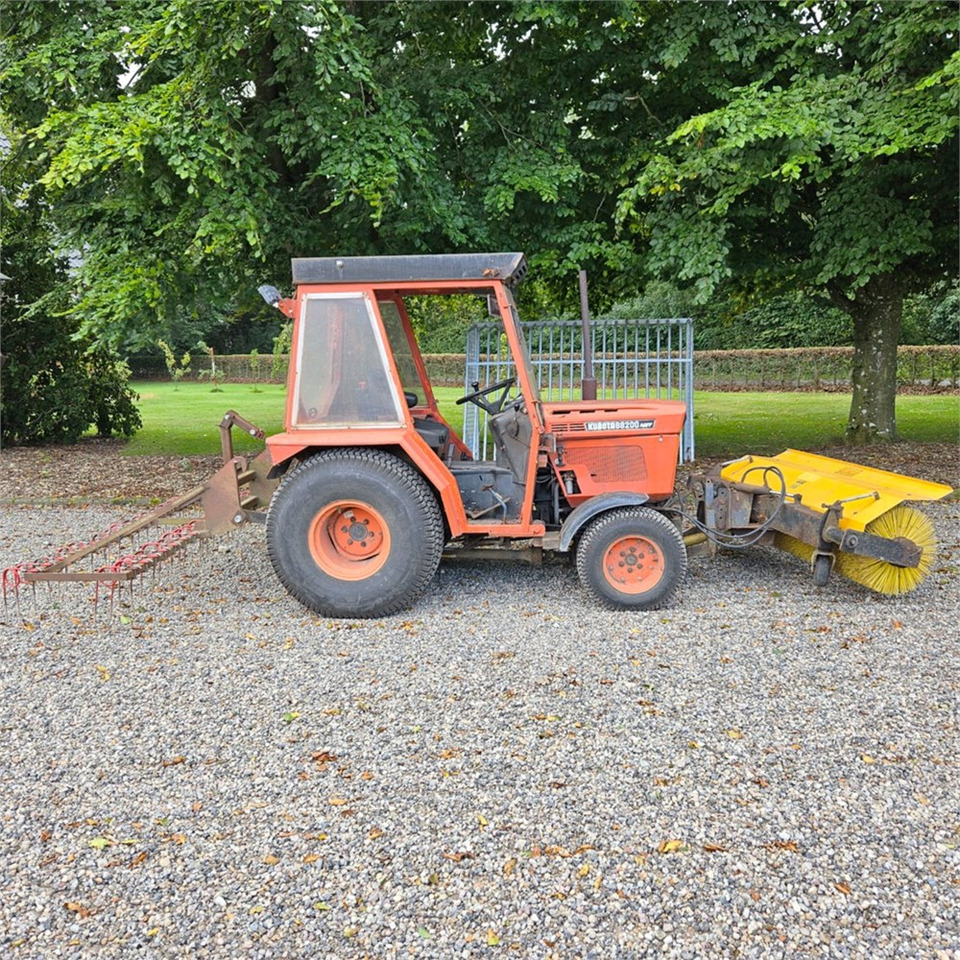 Kubota B8200 - Комунальний трактор: фото 4 Kubota B8200 - Комунальний трактор: фото 4
