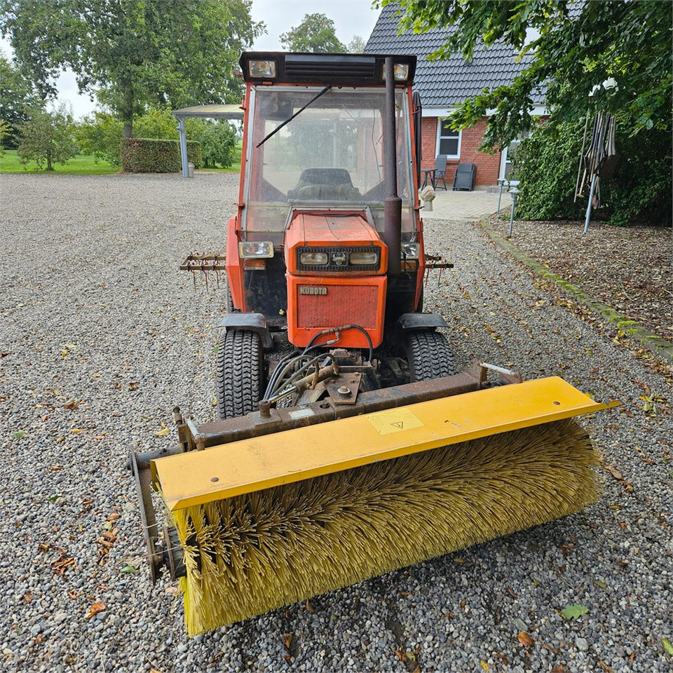 Kubota B8200 - Комунальний трактор: фото 3 Kubota B8200 - Комунальний трактор: фото 3