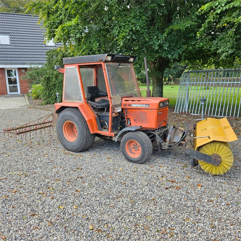 Kubota B8200 - Комунальний трактор: фото 1 Kubota B8200 - Комунальний трактор: фото 1