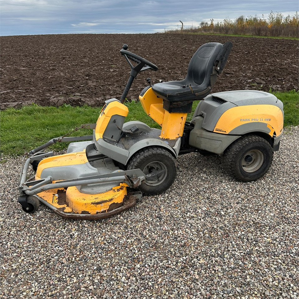 Stiga P901 Parkpro 25 4WD - Газонокосарка: фото 1 Stiga P901 Parkpro 25 4WD - Газонокосарка: фото 1