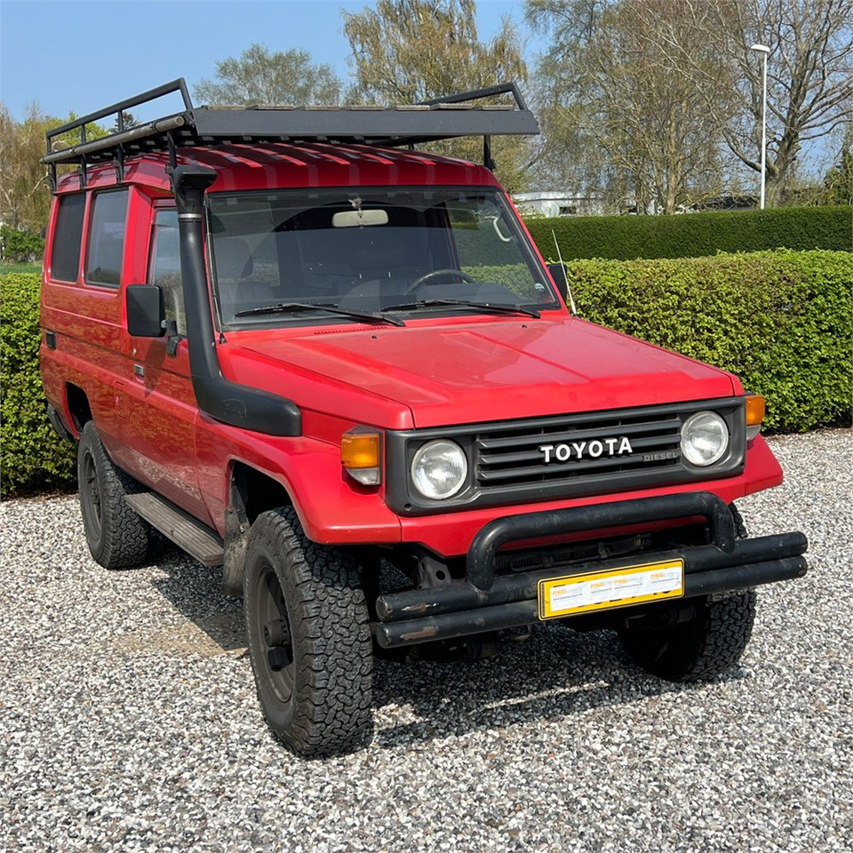 Toyota HZJ75 - Легковий автомобіль: фото 2 Toyota HZJ75 - Легковий автомобіль: фото 2