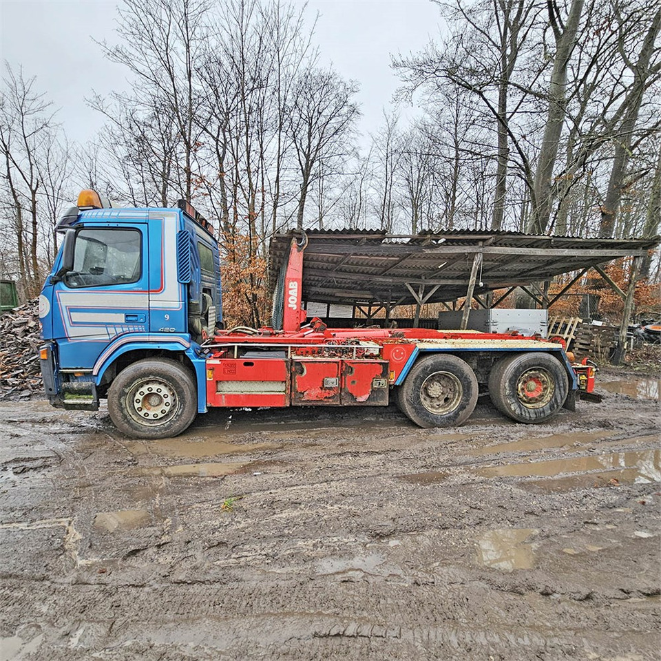 Volvo 420 - Гаковий мультиліфт вантажівка: фото 3 Volvo 420 - Гаковий мультиліфт вантажівка: фото 3