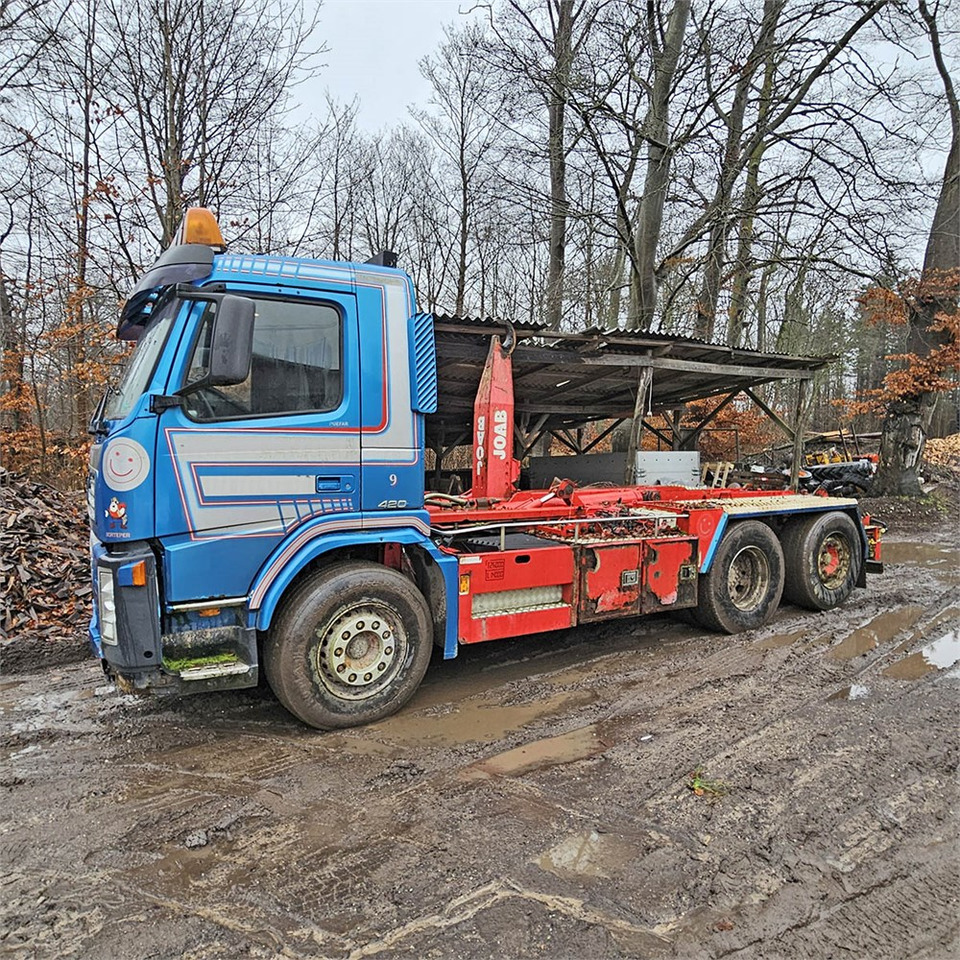 Volvo 420 - Гаковий мультиліфт вантажівка: фото 1 Volvo 420 - Гаковий мультиліфт вантажівка: фото 1