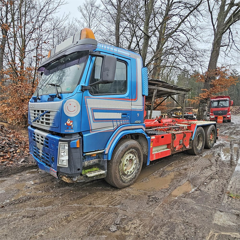 Volvo 420 - Гаковий мультиліфт вантажівка: фото 2 Volvo 420 - Гаковий мультиліфт вантажівка: фото 2