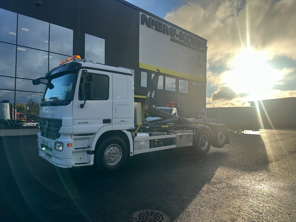 Mercedes-Benz Actros 2545 L 6x2 - Гаковий мультиліфт вантажівка: фото 1 Mercedes-Benz Actros 2545 L 6x2 - Гаковий мультиліфт вантажівка: фото 1