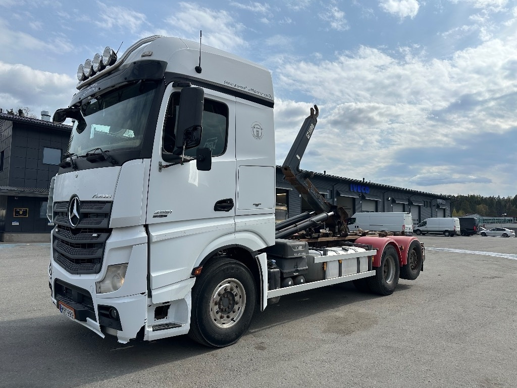 Mercedes-Benz Actros 2551 6x2*4 - Гаковий мультиліфт вантажівка: фото 1 Mercedes-Benz Actros 2551 6x2*4 - Гаковий мультиліфт вантажівка: фото 1
