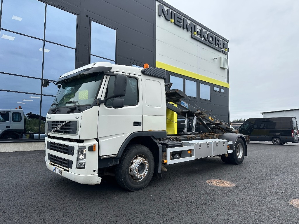 Volvo FM9 4x2 vaijerilaitteilla - Скіповий навантажувач вантажівка: фото 1 Volvo FM9 4x2 vaijerilaitteilla - Скіповий навантажувач вантажівка: фото 1