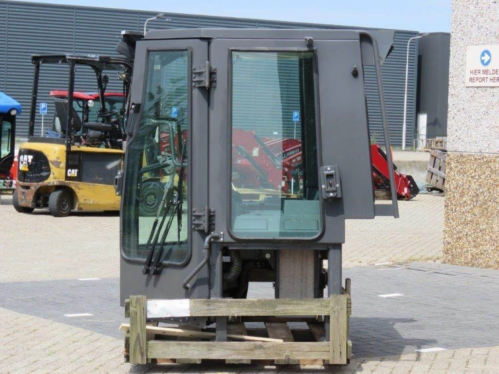 New Holland CE - Кабіна в категорії Будівельна техніка: фото 3 New Holland CE - Кабіна в категорії Будівельна техніка: фото 3