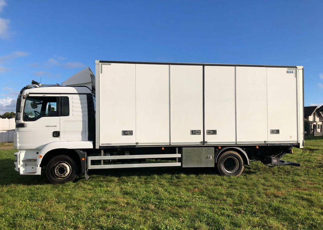 MAN 15.290 Winda Bok otwierany 18 Palet - Ізотермічна вантажівка: фото 2 MAN 15.290 Winda Bok otwierany 18 Palet - Ізотермічна вантажівка: фото 2