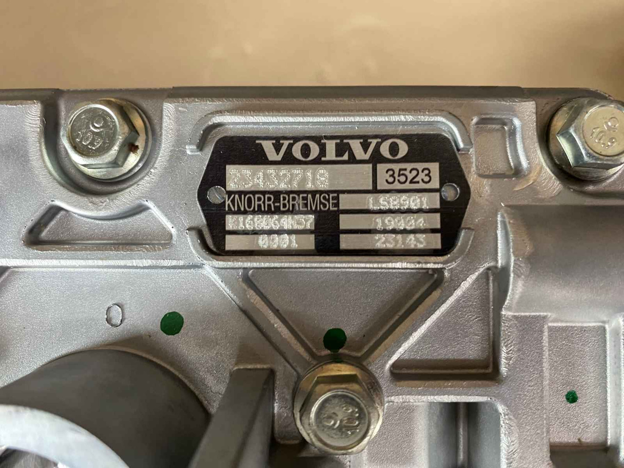 VOLVO AIR COMPRESSOR 23432718 - Пневмокомпресор в категорії Вантажівки: фото 2 VOLVO AIR COMPRESSOR 23432718 - Пневмокомпресор в категорії Вантажівки: фото 2