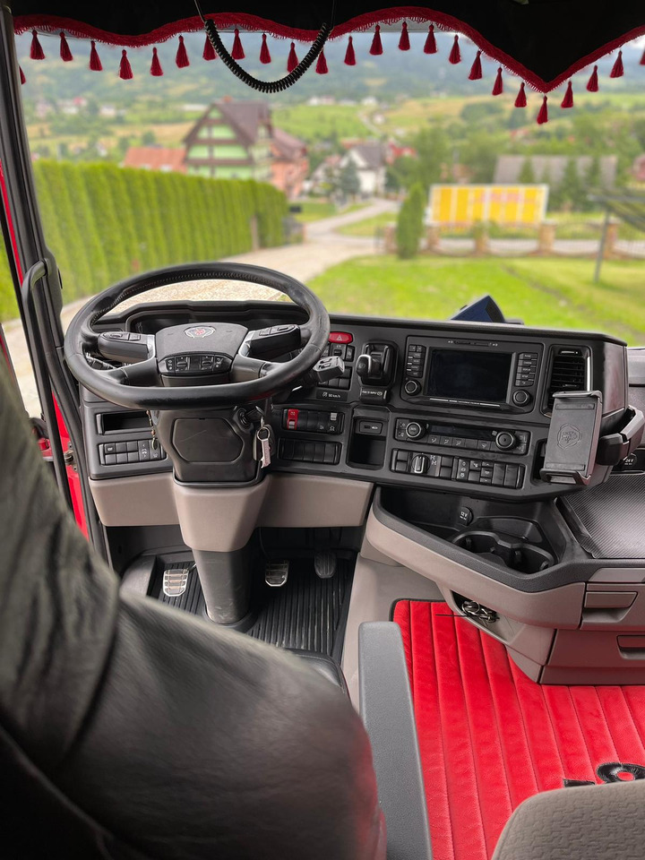 Interior photo 2: Лісовоз SCANIA R520 XT