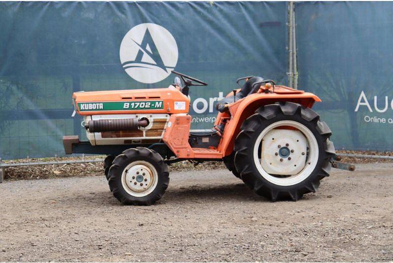 Kubota B1702-M - Трактор: фото 1 Kubota B1702-M - Трактор: фото 1